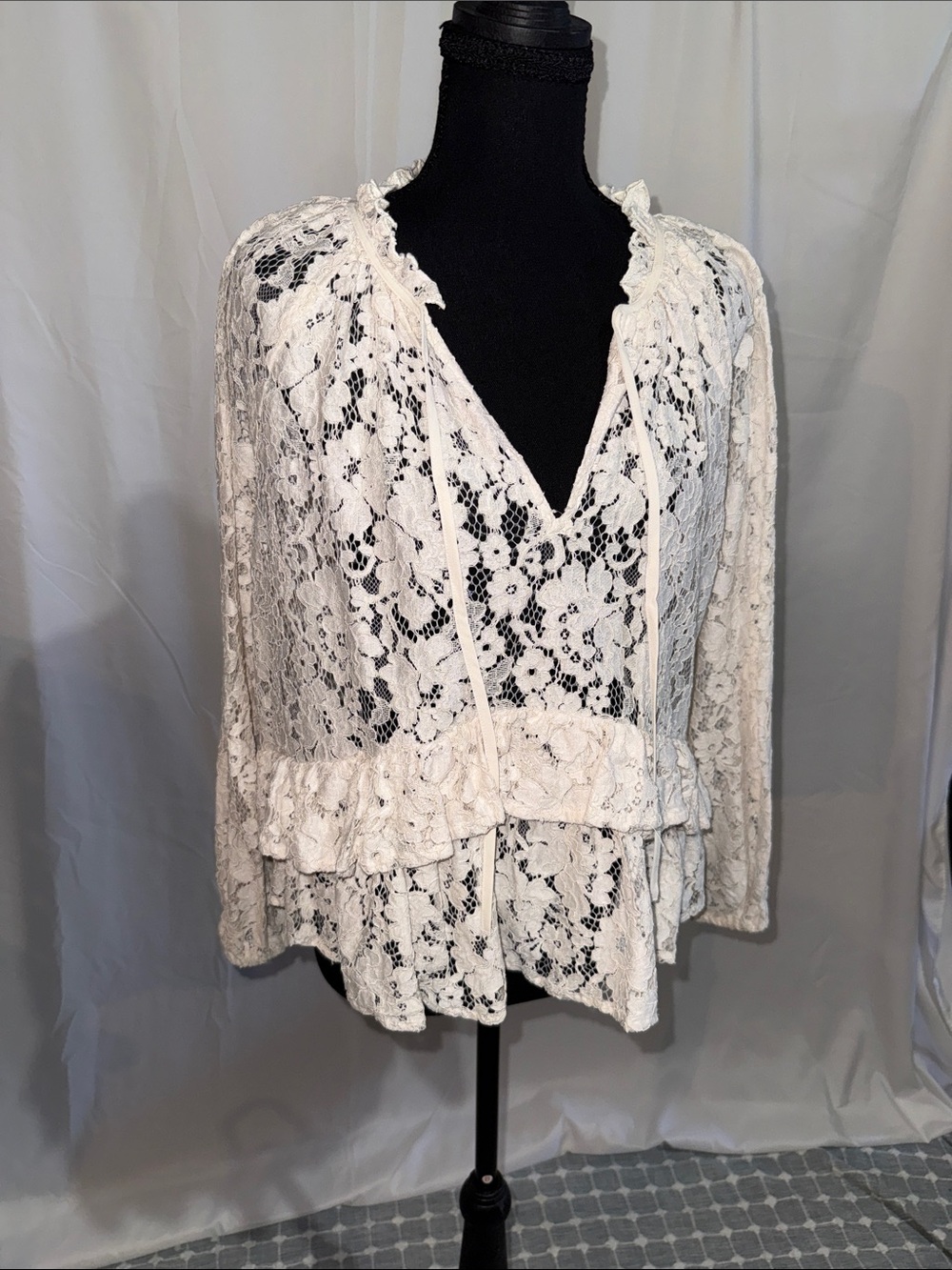 LOFT Women's Cream Lace Peplum Top